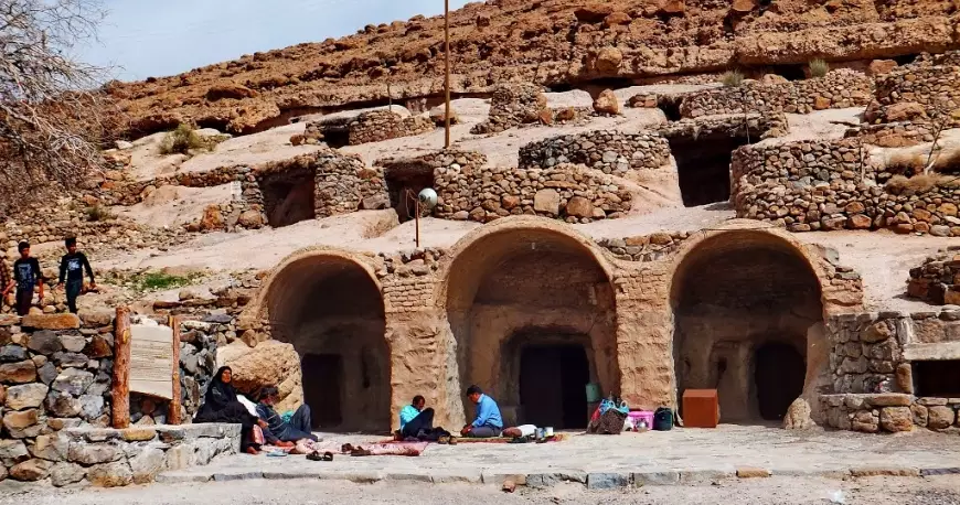 غارهای سه گانه تیس چابهار